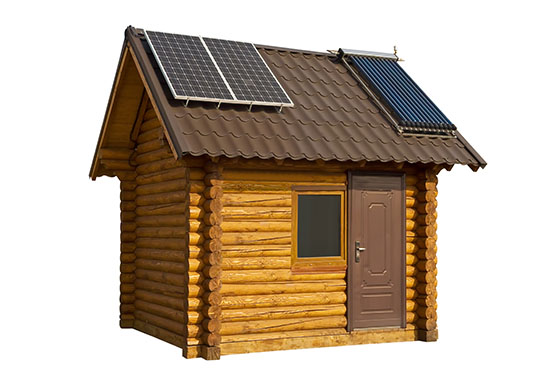 ekologická chata so solárnym panelom a kolektorom na ohrev vody