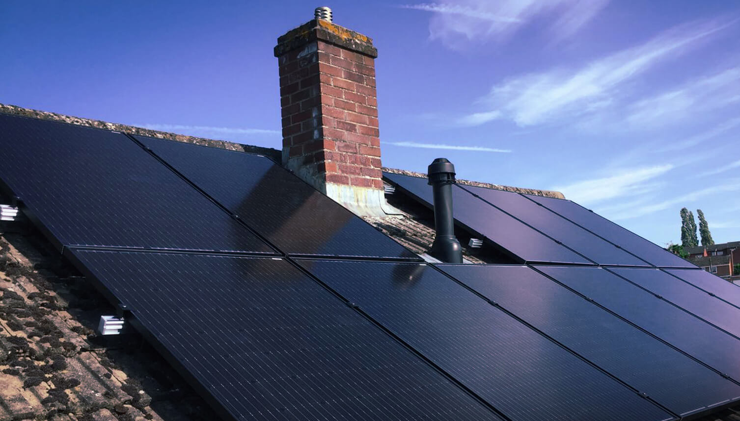 instalacia-solarnych-panelov-na-zlu-strechu