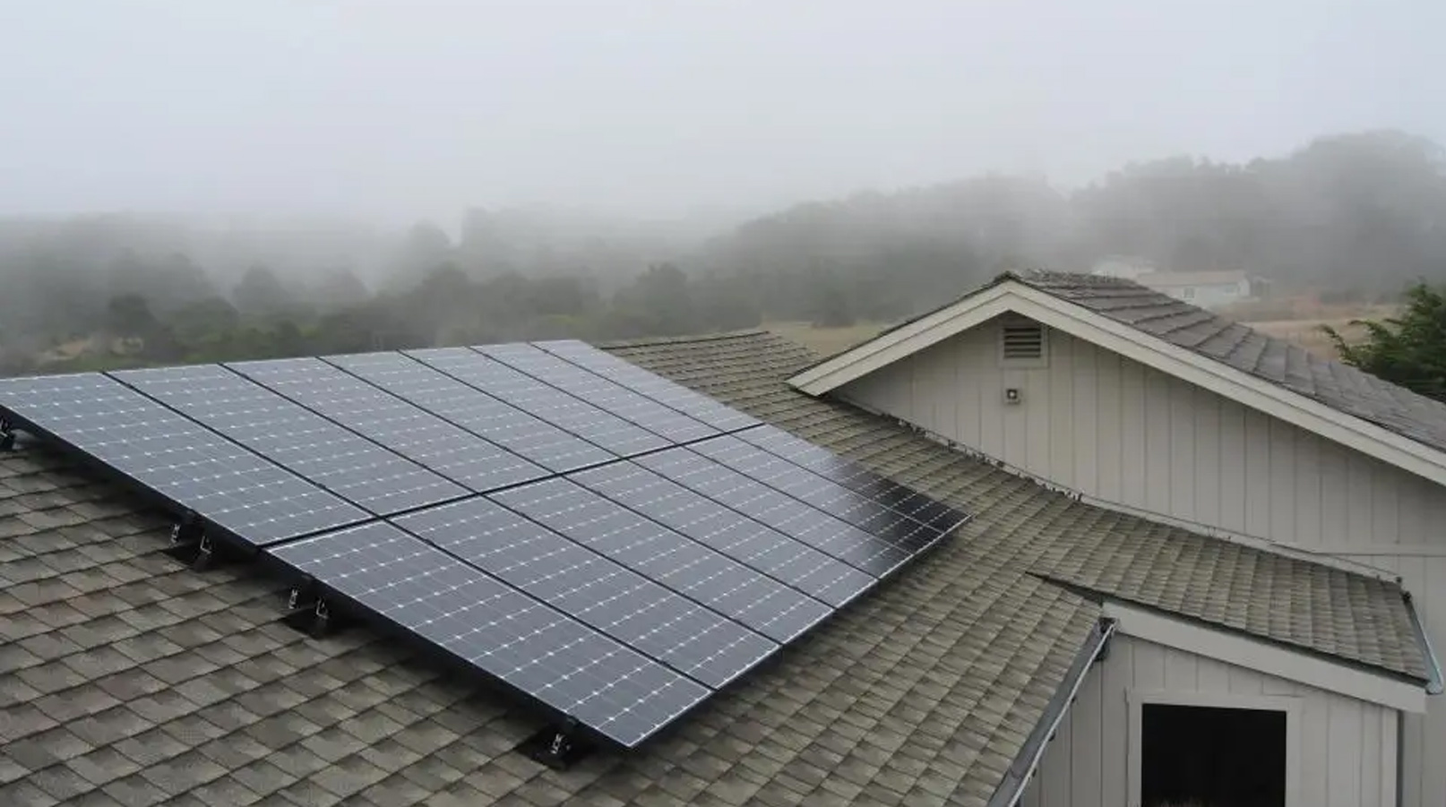 solarne panely v hmle